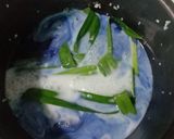 Foto langkah ke 3 dari resep Nasi lemak bunga telang.