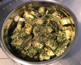 Une image de l'étape 4 de Saucisses de Toulouse grillées courgette épicée et herbes aromatiques.