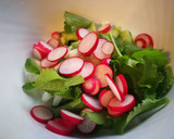 Foto del paso 3 de la receta: Ensalada de la huerta con rabanitos rosa