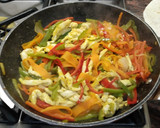 Foto del paso 3 de la receta: Fajitas de verduras con pollo al curry