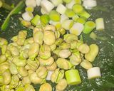 Foto del paso 4 de la receta Revuelto de espinacas y verduras con gambas