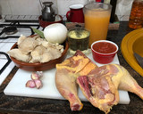 Foto del paso 1 de la receta: Pollo en salsa de cebolla y setas