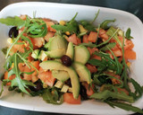 Foto del paso 4 de la receta: Ensalada de rúcula, aguacate y algo más 🥗