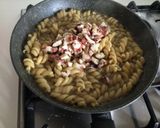 Foto del passaggio 7 della ricetta Fusilloni con polpo e crema di melanzane e porro, con datterini gialli