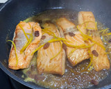 Foto del paso 4 de la receta: Salmón con naranja, pasas y nueces