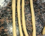 Foto del paso 2 de la receta: Conejitos de pan con salchichas!!