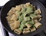 Foto del passaggio 5 della ricetta Paccheri ondulati con branzino e crema di zucchine e basilico