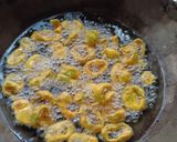 A picture of step 3 of Sweet Pepper Chilli Ring Fritters.