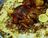 صورة لخطوة 8 من وصفة رز مشخول بمرق الدجاج مع الحشو والمكسرات والبصل المقرمش والدجاج