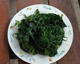 Foto langkah ke 3 dari resep Daun Singkong Rebus Tetap Hijau.
