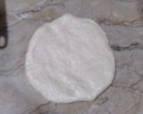 A picture of step 3 of Chicken tikka pizza.