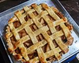 Foto langkah ke 9 dari resep Cinnamon Caramel Apple Pie.