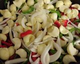 Foto del paso 5 de la receta: Pasta Trofie con salteado de verduras, caquis, aceitunas y pipas