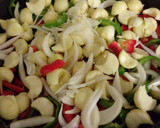 Foto del paso 5 de la receta: Pasta Trofie con salteado de verduras, caquis, aceitunas y pipas