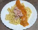 Foto del paso 3 de la receta: Hélices con tomate, ajos confitados y atún al natural