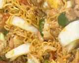 Foto langkah ke 4 dari resep Mie Goreng Jawa toping sederhana.