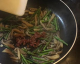Foto del paso 5 de la receta: Espaguetis integrales con setas al ajillo y espárragos verdes