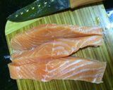Hình bước làm 4 của món Sushi cá hồi