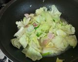 A picture of step 4 of Bacon & Cabbage Ario Orio (non-spicy).