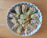 Foto del passaggio 3 della ricetta Fiori di zucca al forno ripieni di zucchine