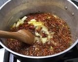 Une image de l'étape 7 de Sauces aux trois piments, coriandre et radis noir.