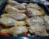 Foto del paso 3 de la receta: Pata muslo y pechugas de pollo con papas sobre colchón de verduras..