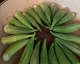 عکس مرحله 1 از دستور بامیه مصری بالصلصة (با سس گوجه‌فرنگی) 🍅🌿