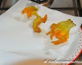 Foto del passaggio 3 della ricetta Finger Food - Crostini con avocado, tartare di gamberi e fiori di zucca fritti