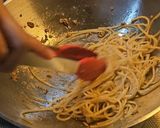 Foto langkah ke 5 dari resep Spaghetti Anglio Olio (with prawn).