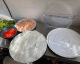 A picture of step 3 of Vietnamese summer rolls.