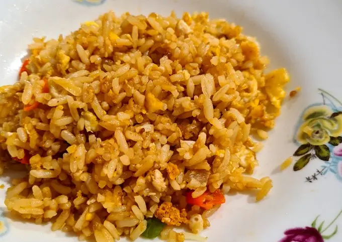 Langkah-langkah untuk membuat Cara bikin Nasi goreng kampung gurih rumahan