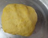 A picture of step 4 of Pumpkin rose bun.