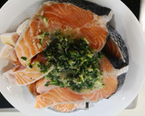 Foto del paso 3 de la receta: Salmón emperejilado a la plancha