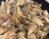 Foto del paso 2 de la receta: Revuelto de setas, ajetes y gulas