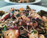 Foto del paso 7 de la receta: Salteado de pulpo con gulas y verduras