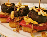 Foto del paso 10 de la receta: Pincho de Morcilla con Piquillos, Cebolla caramelizada y Piñones