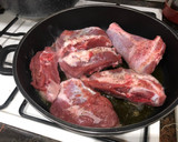 Foto del paso 3 de la receta: Paletilla de cordero al horno con cabeza de ajos y patata al horno