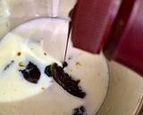 A picture of step 3 of Oreo milkshake.