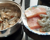 Foto del paso 3 de la receta: Guiso de garbanzos con mero y langostinos