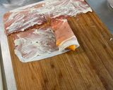 Une image de l'étape 8 de Roulés apéros au melon, jambon cru et roquefort.