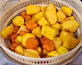Hình bước làm 2 của món Cà ri gà