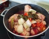 Foto del paso 4 de la receta *Pollo al vino aromatizado a la menta*