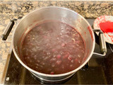 Pastel con frutos rojos y almendras (Cake with red fruits and almonds)