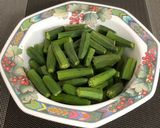 A picture of step 1 of Dahi Bhindi.