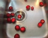 Une image de l'étape 1 de Salade de concombre aux tomates,céleri branche et radis ronds.