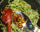 Foto del paso 3 de la receta: Zoodles de calabacín con espaguetis de merluza
