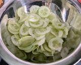Une image de l'étape 2 de Salade de concombre et tomate à l’oignon rouge, yaourt et menthe.