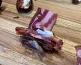 Une image de l'étape 1 de Dattes fumées au chorizo, bacon et fromage à la crème (dessert).