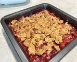 A picture of step 6 of Rhubarb, apple and berries oat crumble @kana’s birthday 🥳.