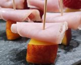 Foto del paso 3 de la receta: 🍓🍑🍈🍒Pinchos de fruta, queso y fiambres🍒🍈🍑🍓